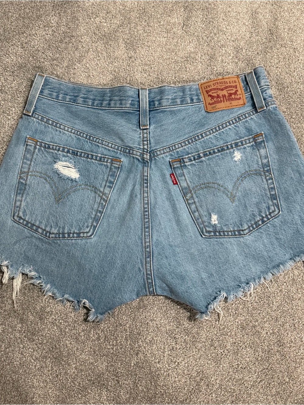 Levi's Light Wash Frayed Denim Cutoff Summer Shorts size 28 Excellent Condition - Picture 4 of 11